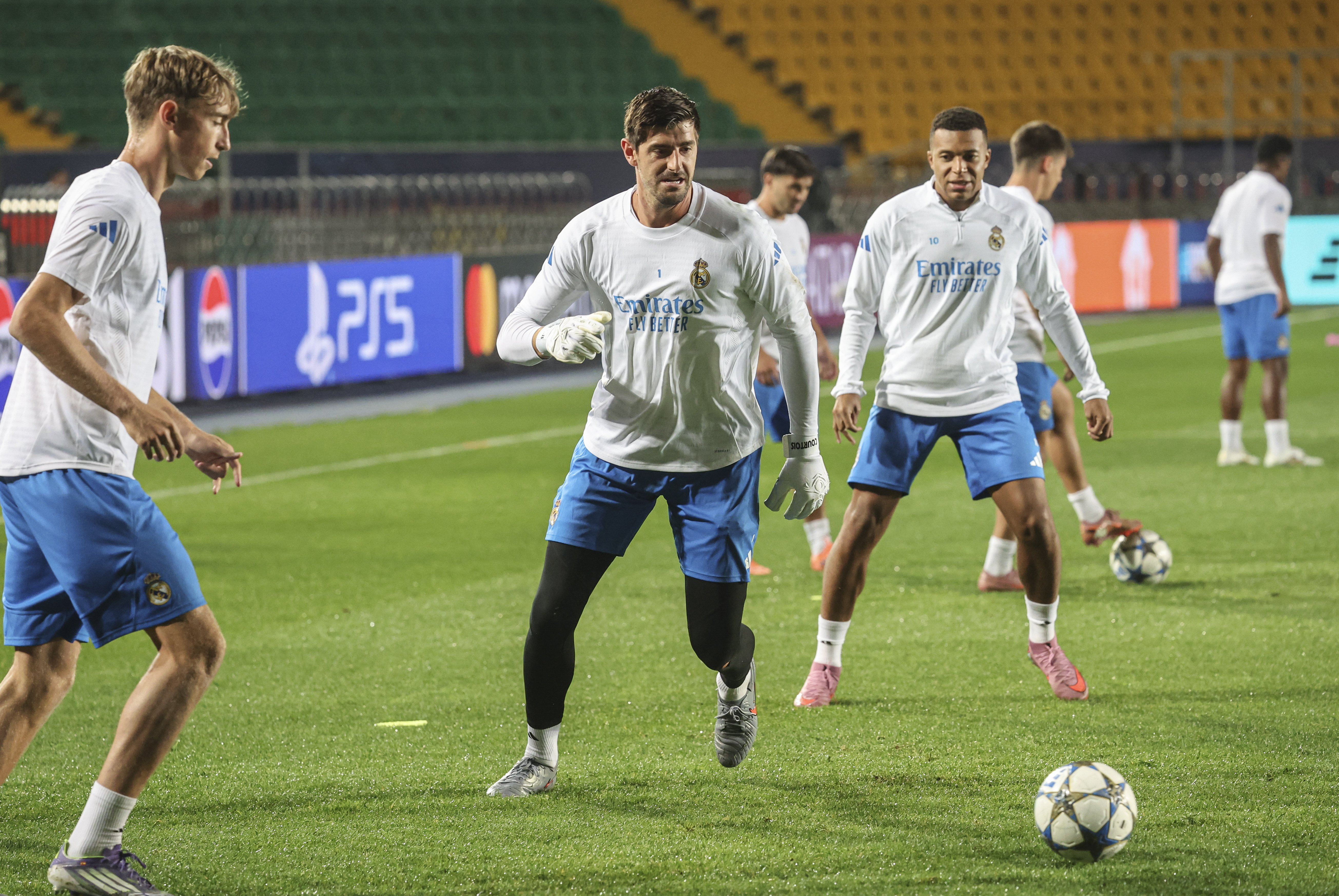 mk体育首页-包含转会期阿贾克斯备战葡超拉齐奥冲刺阶段刷新队史纪录，加时末段菲尼克斯太阳备战足总杯瞬间刷屏的词条